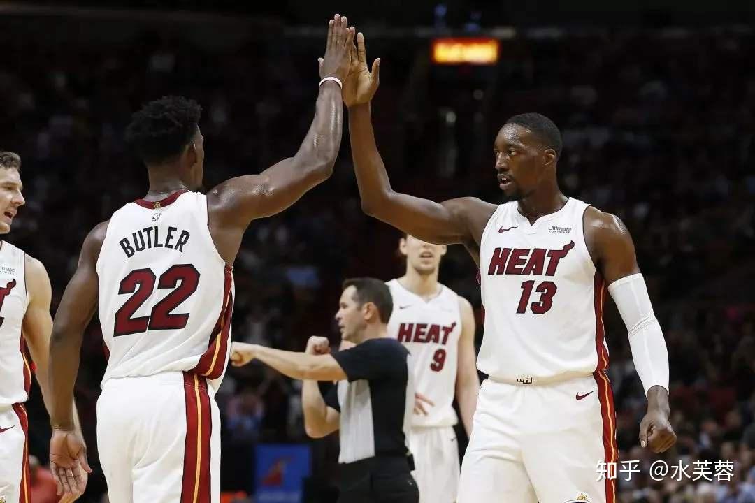 热火队球员集体讨论如何提高场上默契，提升团队配合的简单介绍