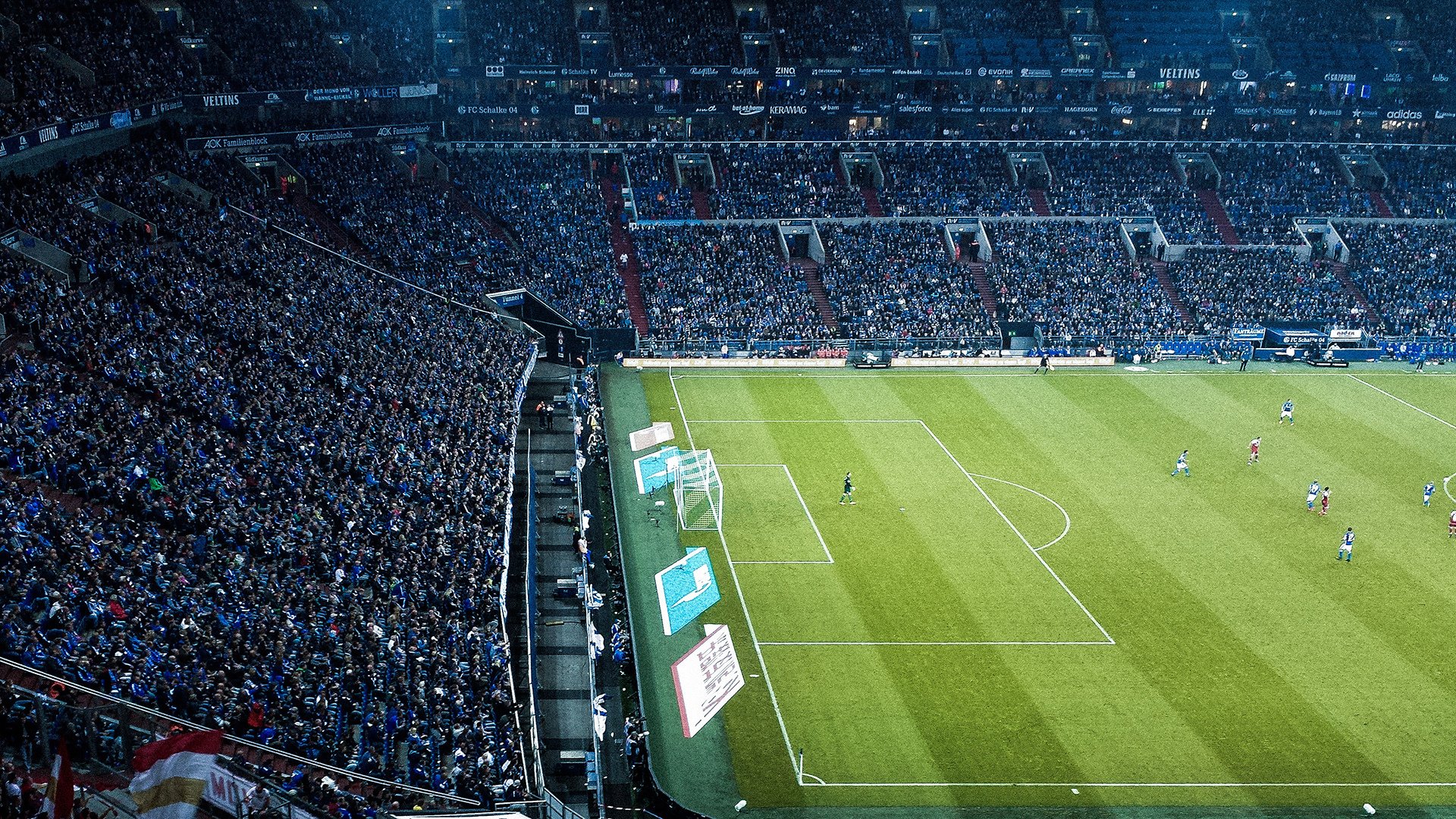 绿茵与硬木的双重奏，西甲国家德比硝烟未散，尼克斯已踏平布鲁克林夜空