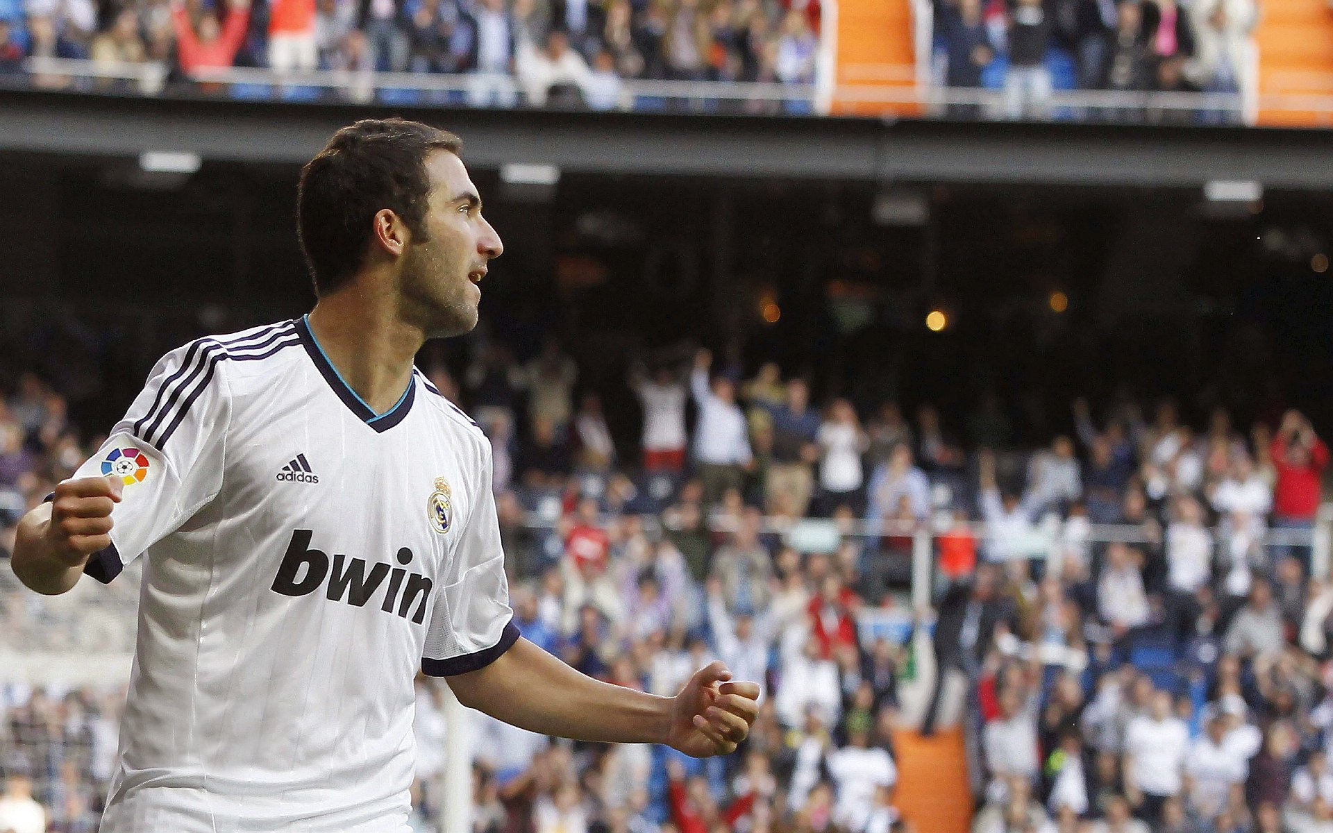 当太阳照亮东方,约基奇在西方升起,体育世界的双重主宰时刻