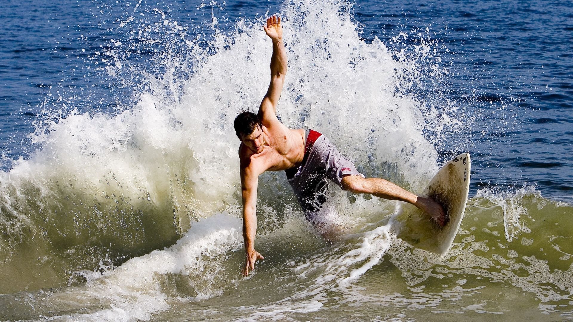 曼谷夜雨浇不灭的火焰，当惊艳成为常态，完胜沦为注脚